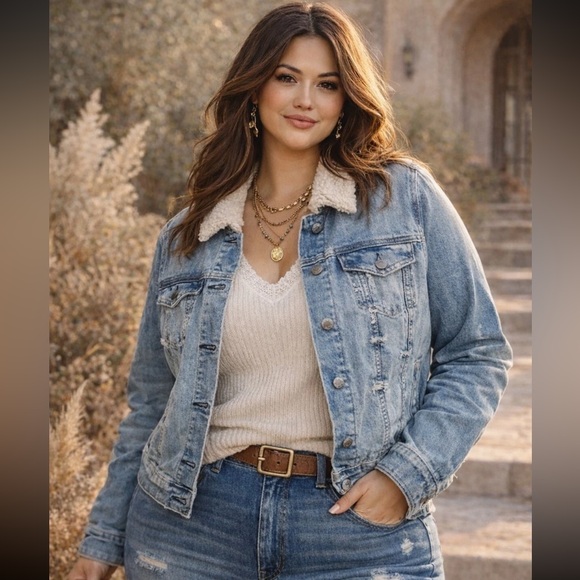 torrid Jackets & Blazers - Torrid Trucker Denim Jean Jacket Faded blue
Size 1 or 1 X